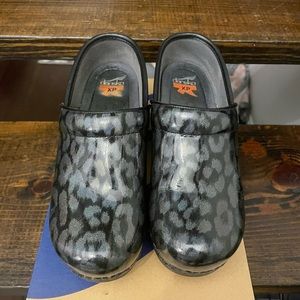 Dansko XP 2.0 Silver Leopard on Black Patent Leather (Size 37, US 6.5)